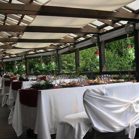 Hotel Cabana La Noi à Rîşnov Extérieur photo