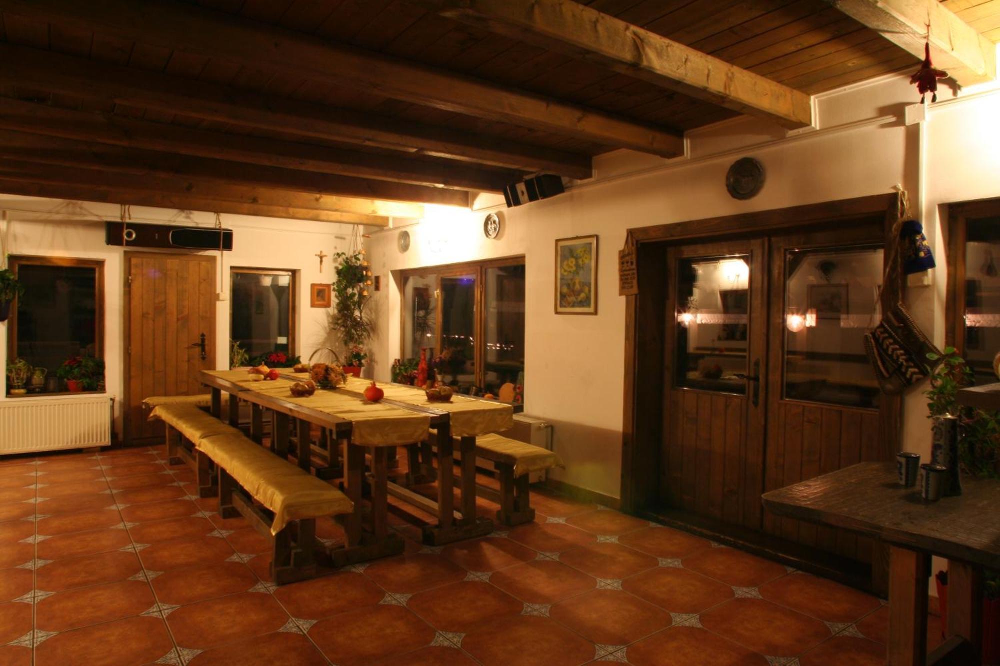 Hotel Cabana La Noi à Rîşnov Extérieur photo