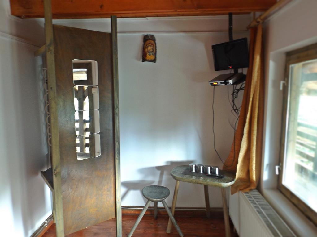 Hotel Cabana La Noi à Rîşnov Extérieur photo